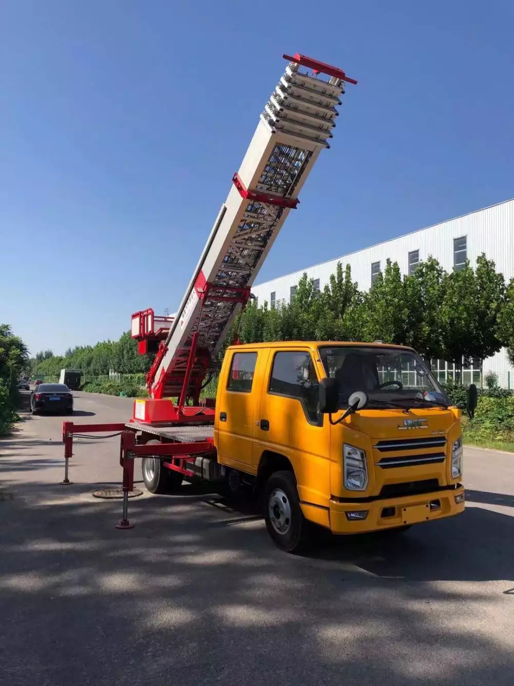 阆中附近的云梯车出租服务：轻松解决高空作业需求